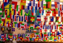 una bella immagine delle bandiere di tutti i paesi del mondo che sventolano al vento