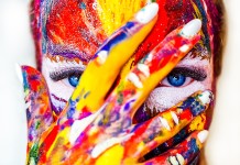 Nella foto una ragazza con il viso dipinto con colori vivaci - Smart Marketing