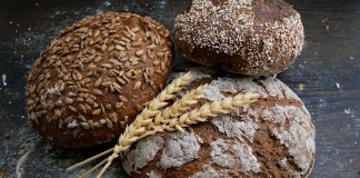 Nella foto alcune forme di pane ed una spiga di grano - Smart Marketing
