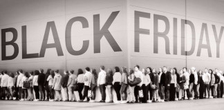 Nell'immagine una lunga coda di persone fuori da un negozio per il Black Friday - Smart Marketing