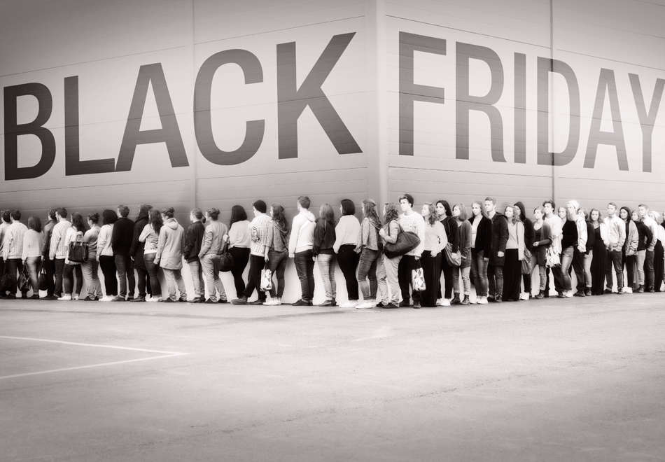 Nell'immagine una lunga coda di persone fuori da un negozio per il Black Friday - Smart Marketing