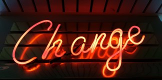 Nell'immagine la scritta al neon "Change" - Smart Marketing