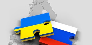 Nell'immagine due pezzi di un puzzle con i colori della Russia e dell'Ucraina poggiayti su di una cartina dell'Europa - Smart Marketing