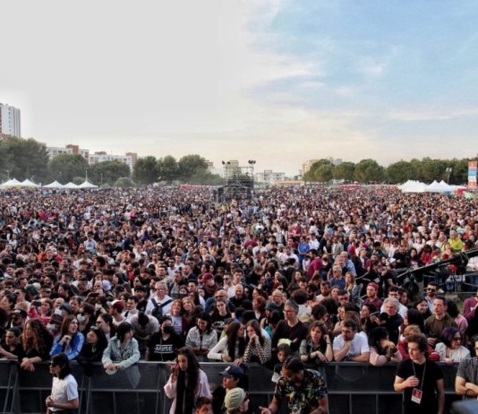 Nell'immagine la folla immensa degli spettatori del Concerto del 1° Maggio a Taranto - Smart Marketing