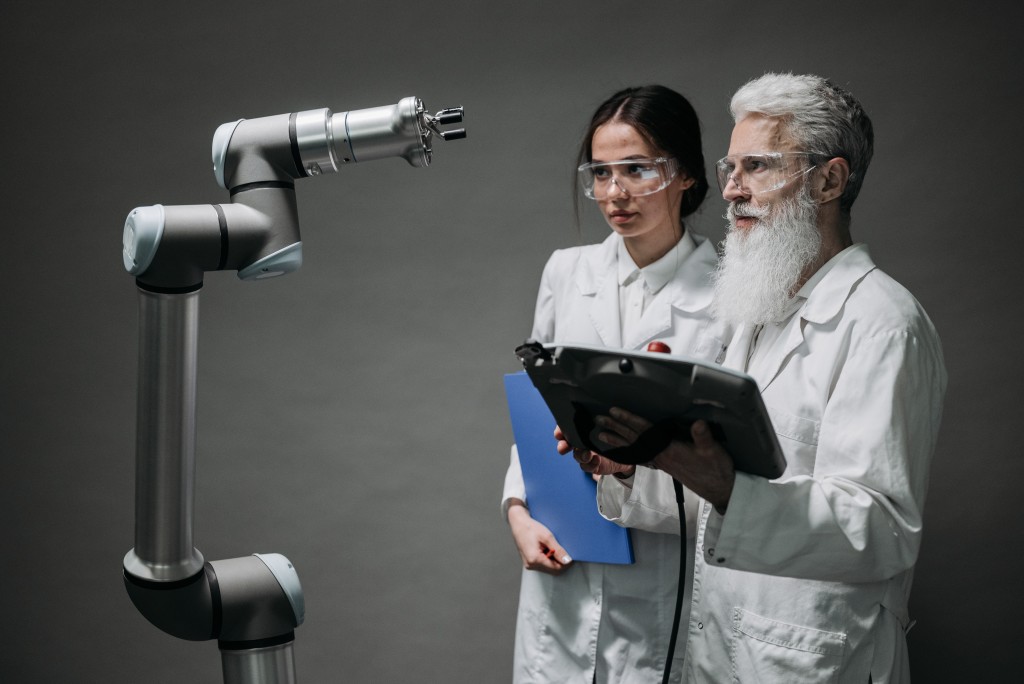 Nell'immagine un robot chirurgo e due medici umani - Smart Marketing