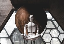 Nell'immagine un robot in meditazione - Smart Marketing