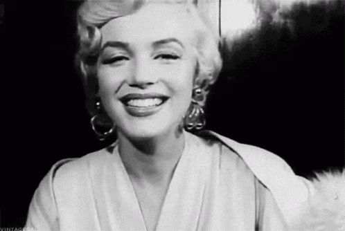 Nella GIF Marilyn Monroe mentre da un bacio volante - Smart Marketing