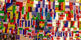 una bella immagine delle bandiere di tutti i paesi del mondo che sventolano al vento