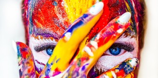 Nella foto una ragazza con il viso dipinto con colori vivaci - Smart Marketing