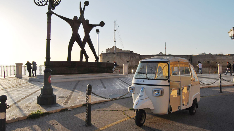 Nella foto un APE calessino elettrico a Taranto - Smart Marketing