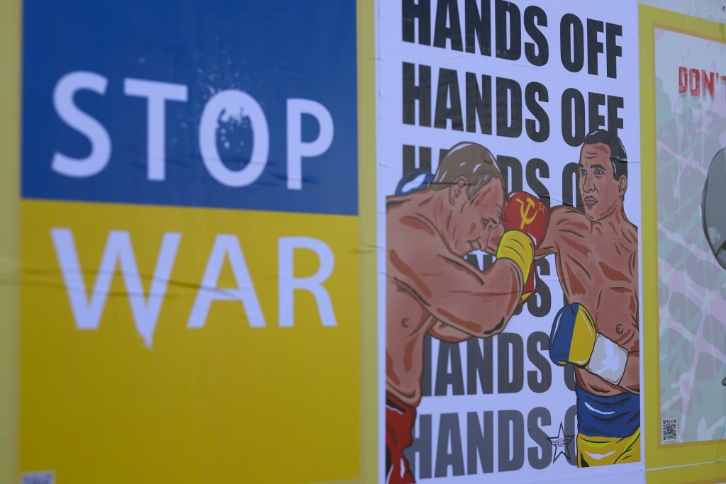Nell'immagine due manifesti contro la guerra in Ucraina - Smart Marketing