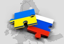 Nell'immagine due pezzi di un puzzle con i colori della Russia e dell'Ucraina poggiayti su di una cartina dell'Europa - Smart Marketing