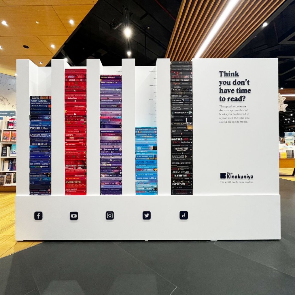 Nell'Immagine l'installazione "Time to read" - Smart Marketing