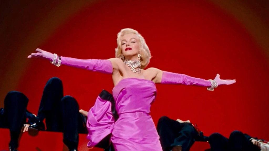 Nell'immagine Marilyn Monroe mentre canta la canzone "Diamonds Are a Girl's Best Friend" nel film "Gli uomini preferiscono le bionde" - Smart Marketing