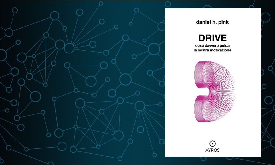 Nello slider la copertina del libro “DRIVE. Cosa davvero guida la nostra motivazione” di Daniel H.Pink - Smart Marketing