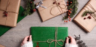 Nell'Immagine alcuni regali di Natale impacchettati con carta, nastri e decori riciclati - Smart Marketing