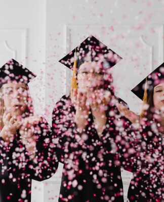 Nell'immagine un gruppo di ragazze festeggia la laurea con dei coriandoli - Smart Marketing