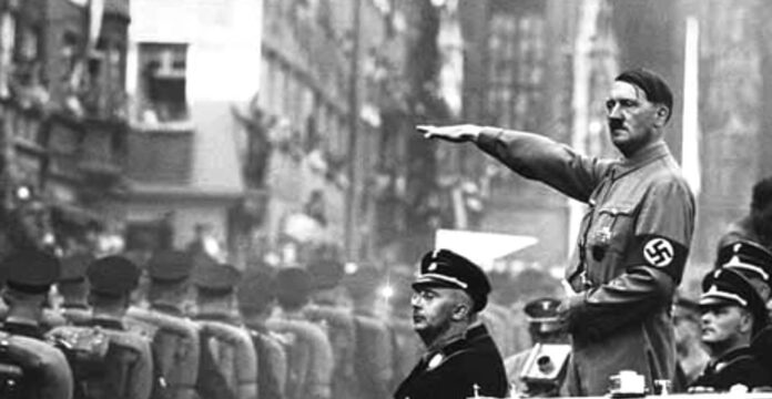 Nell'immagine una parata nazista con in primo piano Adolf Hitler che fa il saluto romano - Smart Marketing