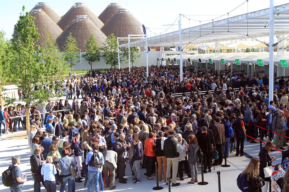 Folla in attesa di entrare ad Expo 