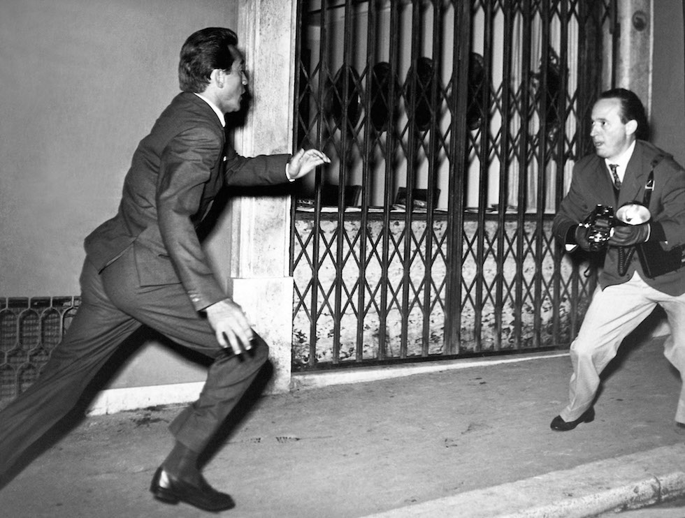 1957- walter chiari insegue il paparazzo tazio secchiaroli reo di averlo fotografato in compagnia dell'attrice americana Ava Gardner.