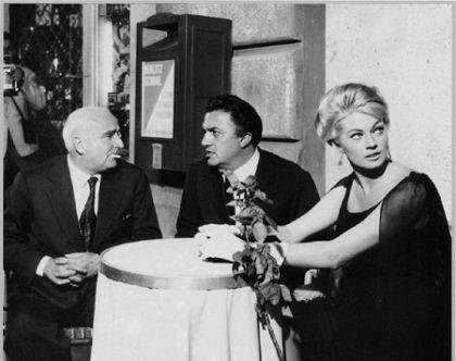 In uno dei tanti caffè di Via Veneto, vengono immortalati anche il produttore Angelo Rizzoli, insieme a Federico Fellini e Anita Ekberg, pochi mesi dopo il travolgente successo de “La Dolce  Vita".