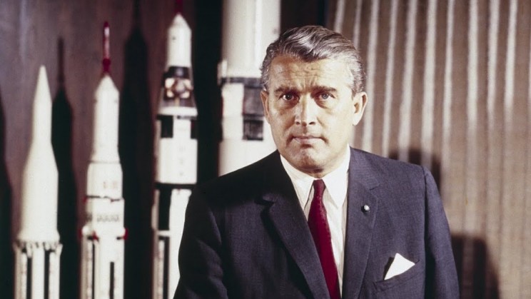 Lo scienziato Wernher von Braun che sviluppo il razzo vettore Saturno V, che portò le missioni Apollo nello spazio e sulla  Luna.