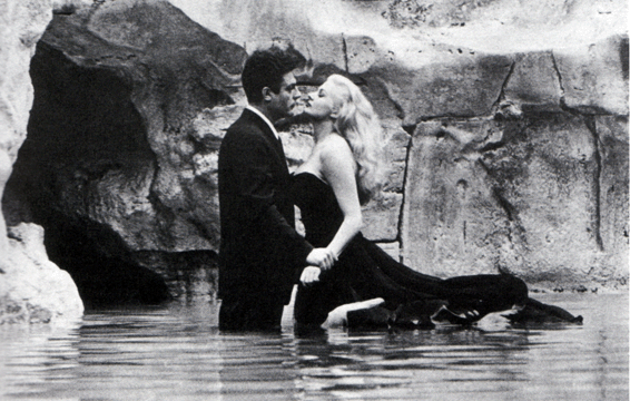 Marcello Mastroianni ed Anita Ekberg nella Fontana di Trevi, nella famosa scena del film "La dolce vita" di Federico Fellini.