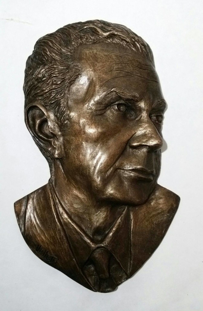 L'altorilievo in bronzo dello statista Aldo Moro.
