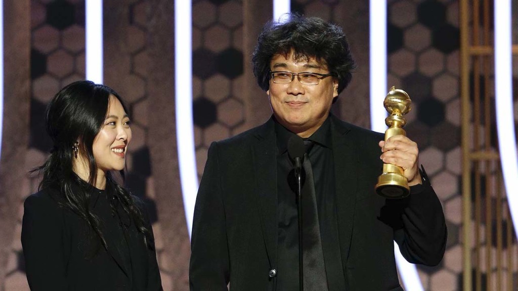 Il regista Bong Joon-ho ritira il Golden Globe per Il miglior Film Straniero per "Parasite".