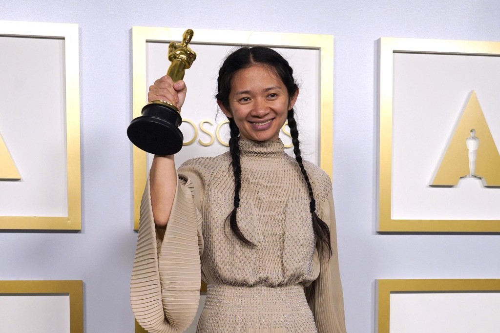 La regista cinese Chloe Zhao, premiata con l'Oscar come Miglior regista per "Nomadland", film che si aggiudica anche l'Oscar più importante, quello del Miglior Film.