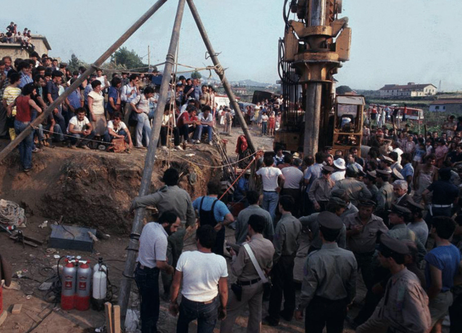 Una foto che ritrae la folla intorno al pozzo di Vermicino 1981