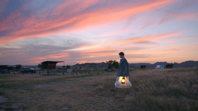 la splendida scena di un tramonto del film Nomadland