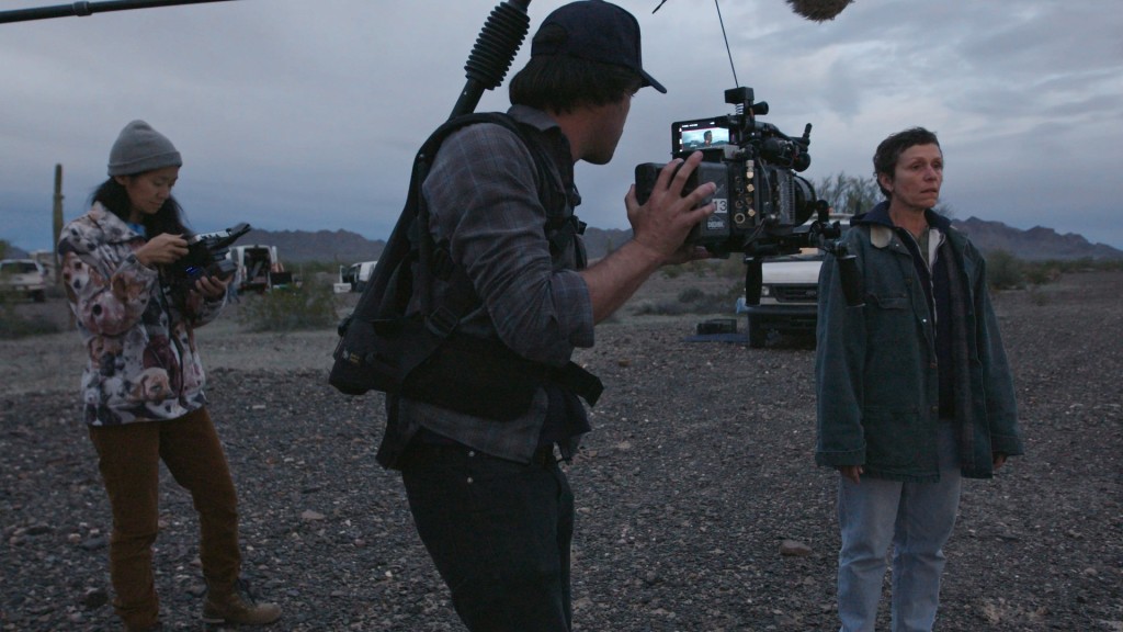 Una foto di scena del film con la regista Chloé Zhao e l'attrice Frances McDormand.
