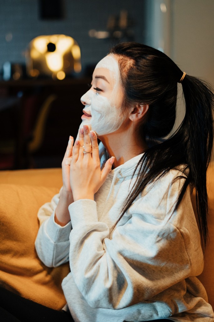 Nella foto una ragazza si applica una crema sul viso - Smart Marketing