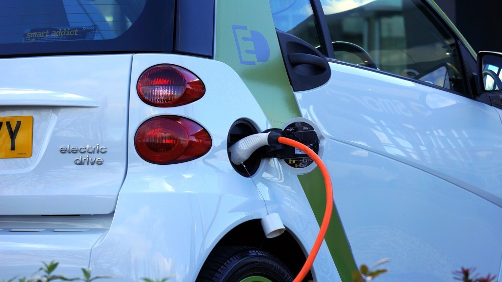 Nella foto un auto elettrica in ricarica - Smart Marketing