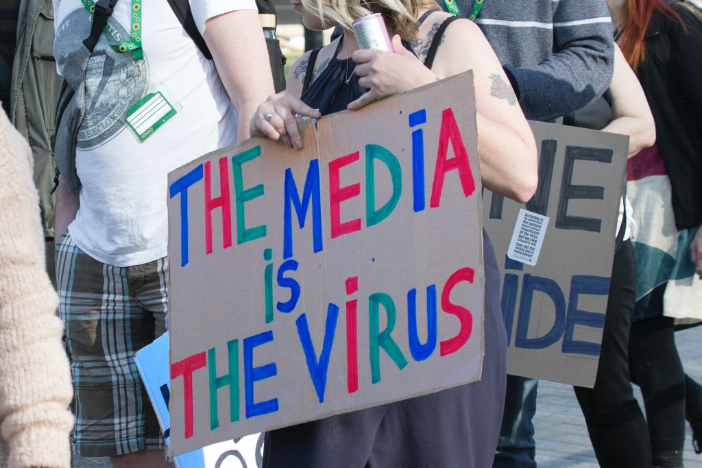 Nella foto manifestamti novax con cartelli contro i media - Smart Marketing