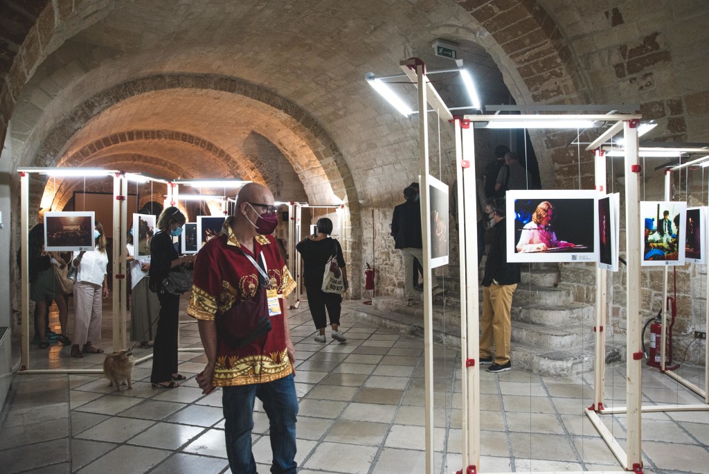 Nell'immagine la mostra "Pictures of you", allestita nelle sale del Castello Aragonese a Taranto durante il MEDIMEX - Smart Marketing