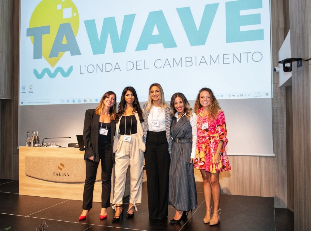 Nell'immagine le 5 fondatrici dell'Associazione surfHers che ha ideato e promosso il TAWAVE - Smart Marketing