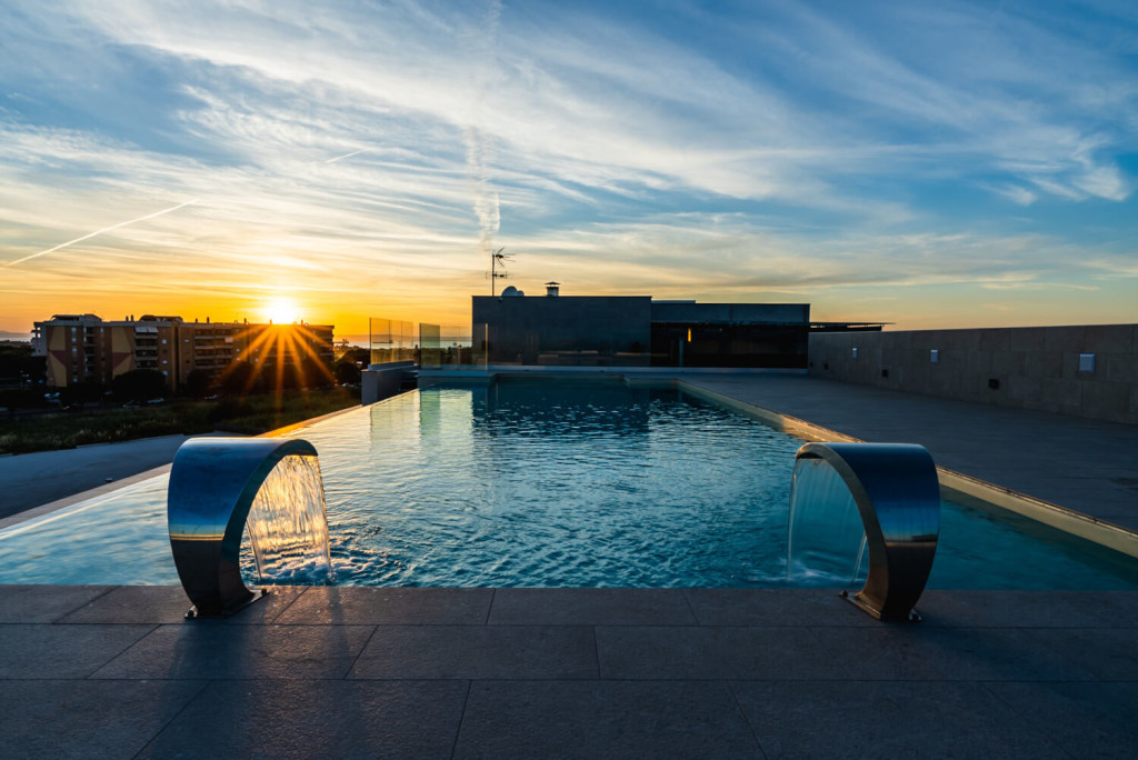 Nell'immagine la splendida piscina dell'Salina Hotel a Taranto - Smart Marketing