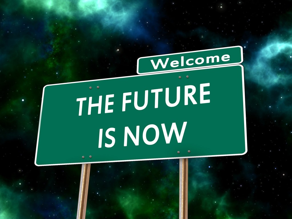 Nell'immagine un cartello stradale con la scritta "The future is now" - Smart Marketing