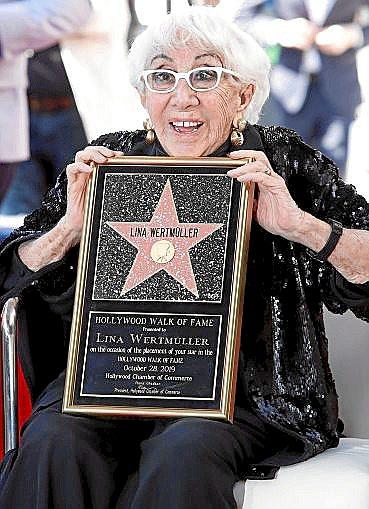 Nell'immagine Lina Wertmüller quando ha ricevuto la stella della Walk of fame di Hollywood - Smart Marketing
