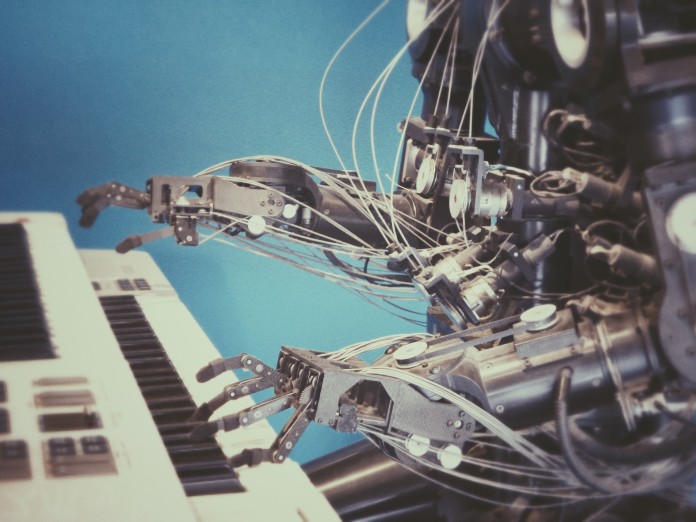 Nellimmagine un robot suona una tastiera - Smart Marketing