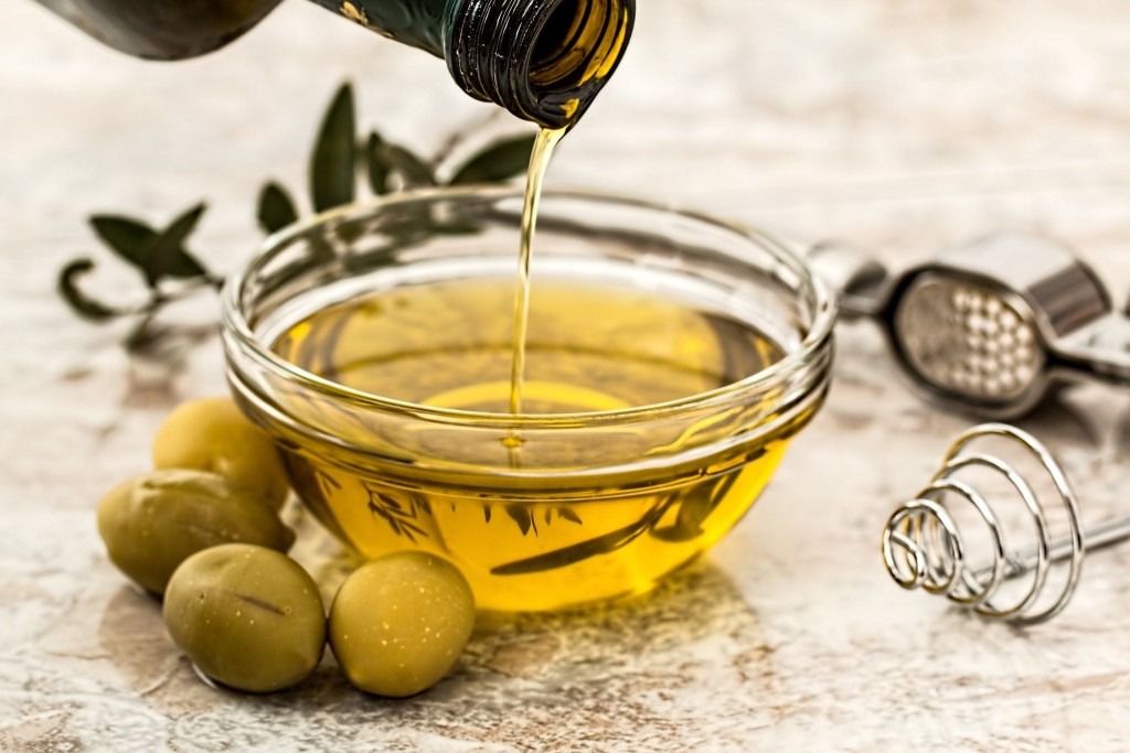 Nell'immagine una ciotola viene riempita di olio d'oliva - Smart Marketing