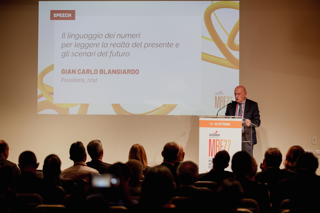 Nell'immagine l'intervento di Gian Carlo Blangiardo, Presidente ISTAT all'Assirm Marketing Research Forum 2022 - Smart Marketing