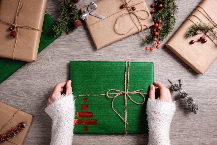 Nell'Immagine alcuni regali di Natale impacchettati con carta, nastri e decori riciclati - Smart Marketing