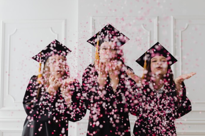 Nell'immagine un gruppo di ragazze festeggia la laurea con dei coriandoli - Smart Marketing