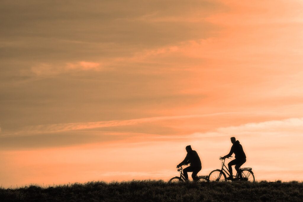 Nell'immagine due ciclisti fotografati al tramonto - Smart Marketing