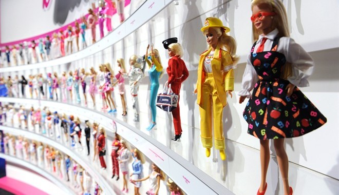 Nell'immagine lo scaffale di un negozio con centinaia di modelli di Barbie - Smart Marketing