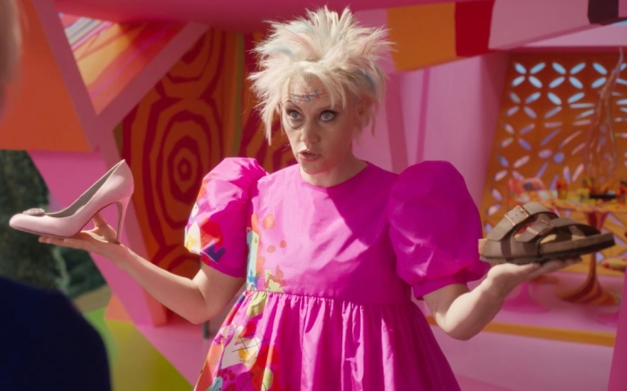 Nell'immagine una scena delfilm Barbie con l'attrice Kate McKinnon, che impersona Barbie stramba - Smart Marketing