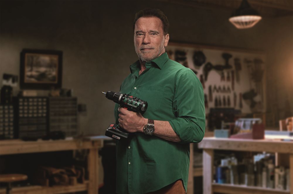 Nell'immagine Arnold Schwarzenegger sul billboard della campagna Parkside di Lidl - Smart Marketing